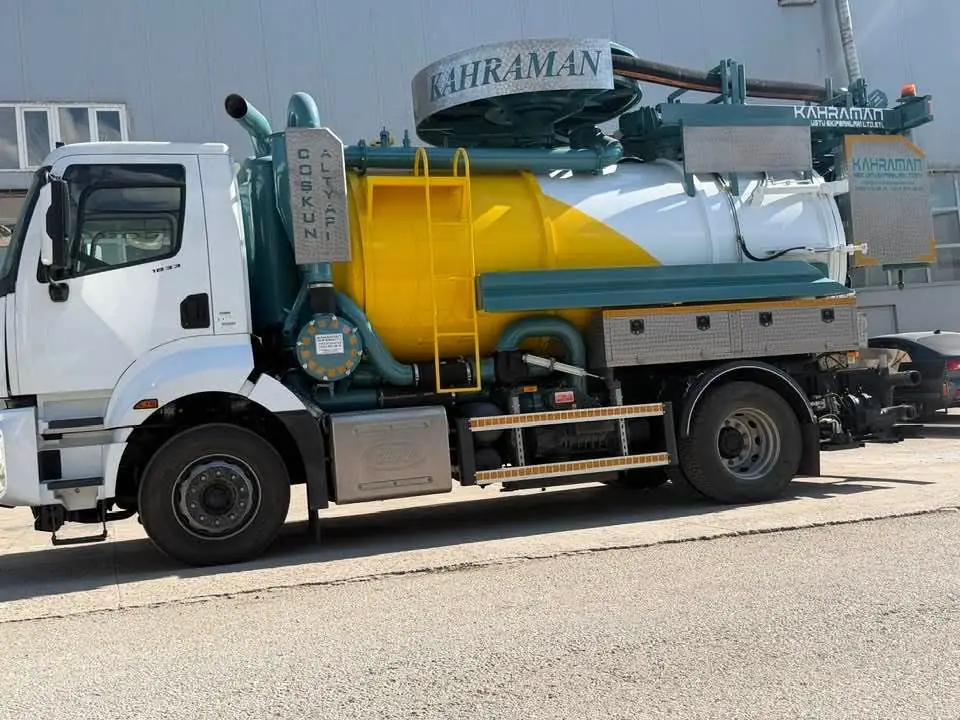 Sarıyer'de gece acil çağrıya çıkan vidanjör ekibi