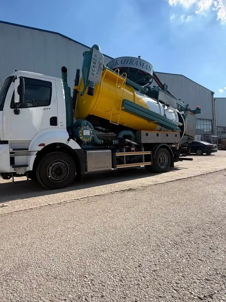Sarıyer'de sitenin büyük hacimli çekimini yapan kuka vidanjör aracı